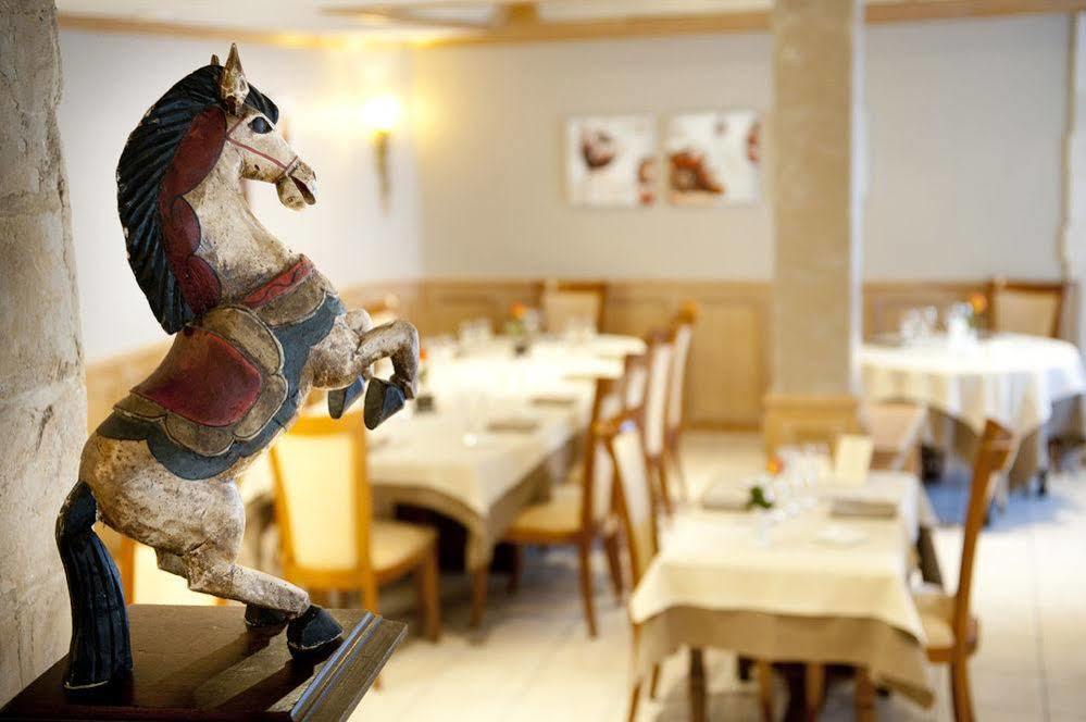 Отель Logis Le Cheval Rouge Сент-Мену Экстерьер фото